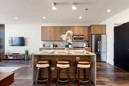 Upscale 2BR/2B Downtown Chicago | View, Gym & Roof