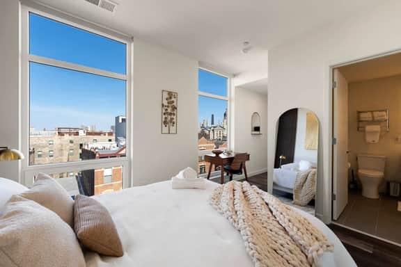 Upscale 2BR/2B Downtown Chicago | View, Gym & Roof