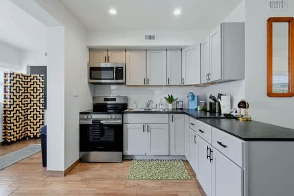 Cozy Apt Walk to Downtown & Greektown