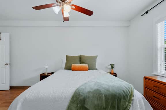 Cozy Apt Walk to Downtown & Greektown